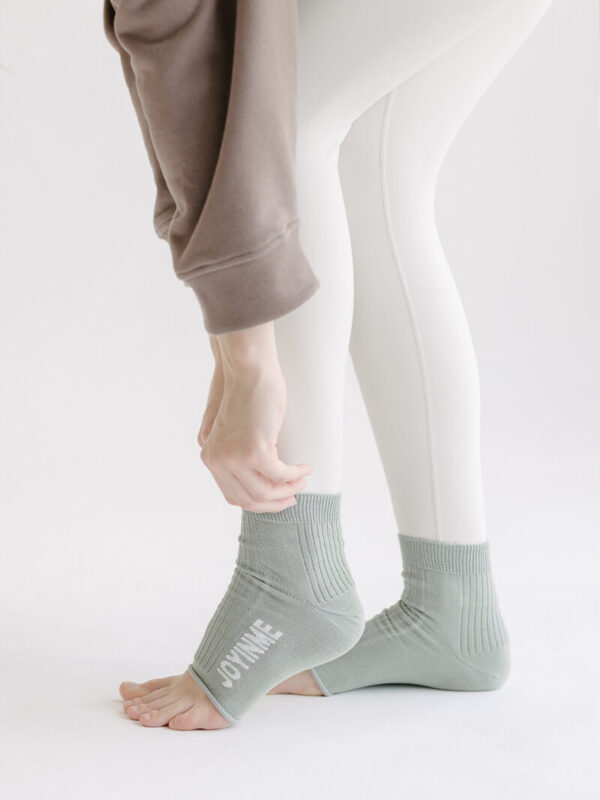 Skarpetki Joy in me On/Off the mat socks – Sage Green SuryaPrema